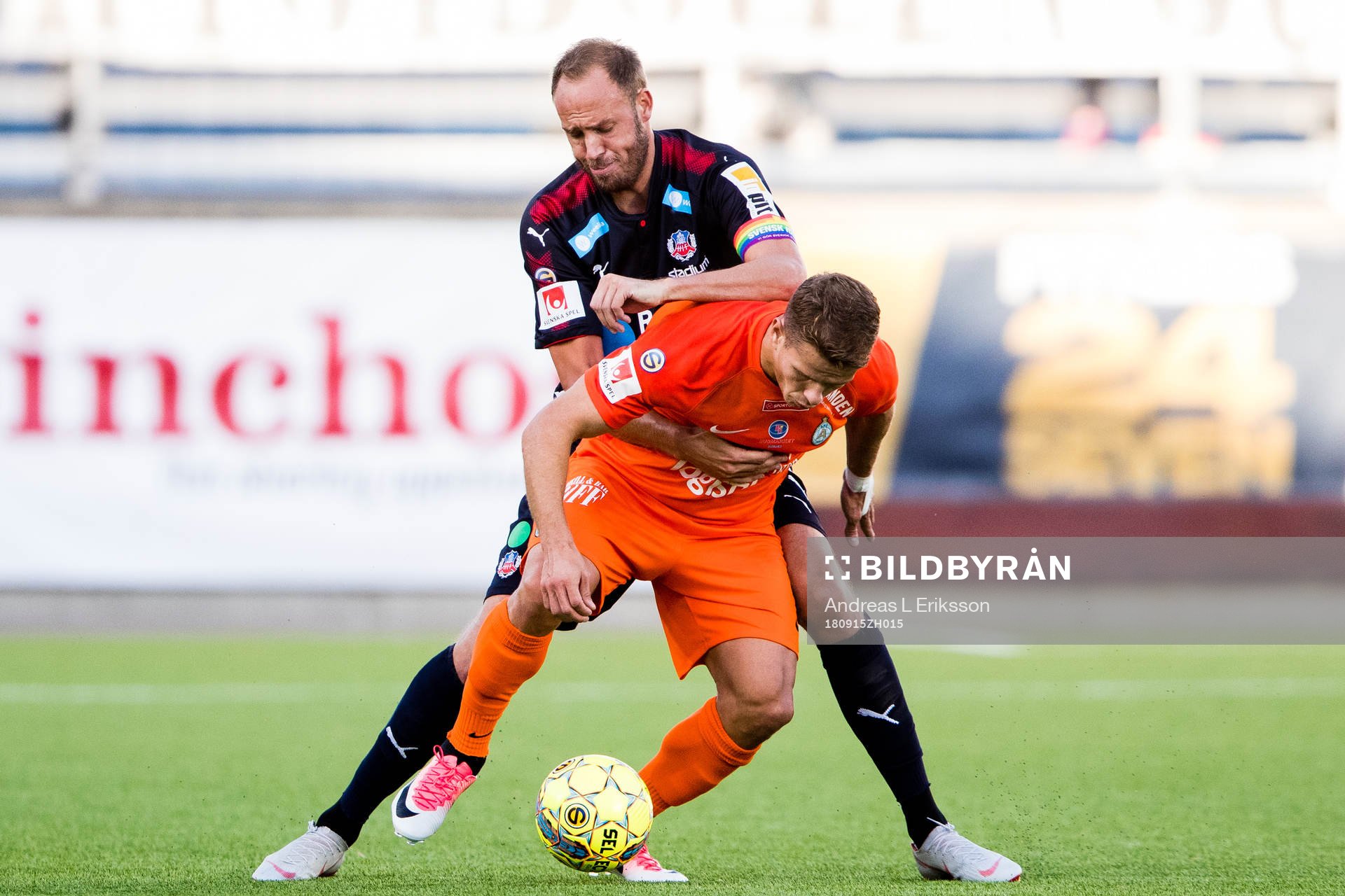 Helsingborgs Andreas Granqvist i kamp om bollen med AFC Eskilstunas Bajram Ajeti under fotbollsmatchen i Superettan mellan AFC Eskilstuna och Helsingborg den 15 september 2018 i Eskilstuna.
