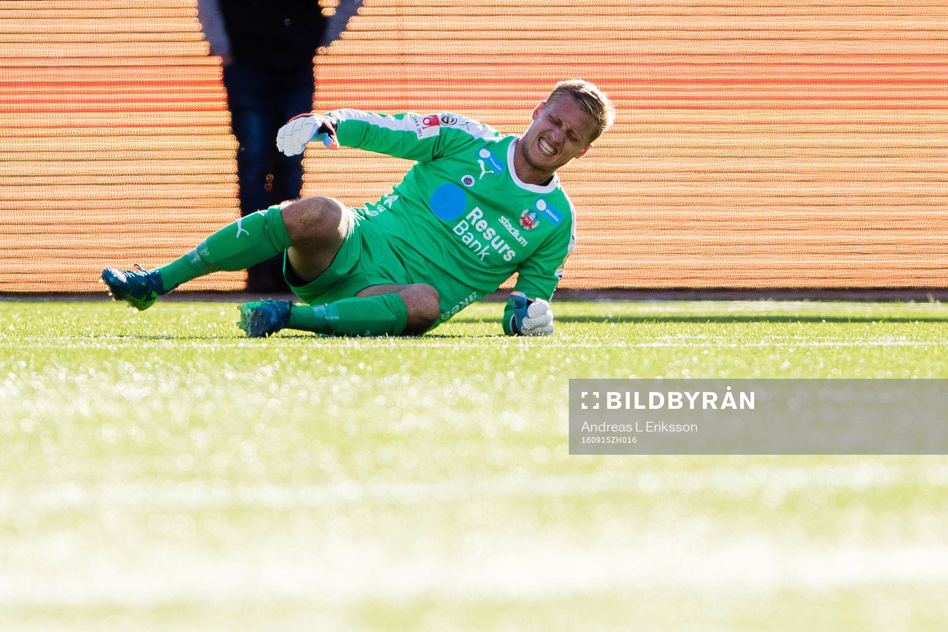 Helsingborgs målvakt Pär Hansson med en befarad skada