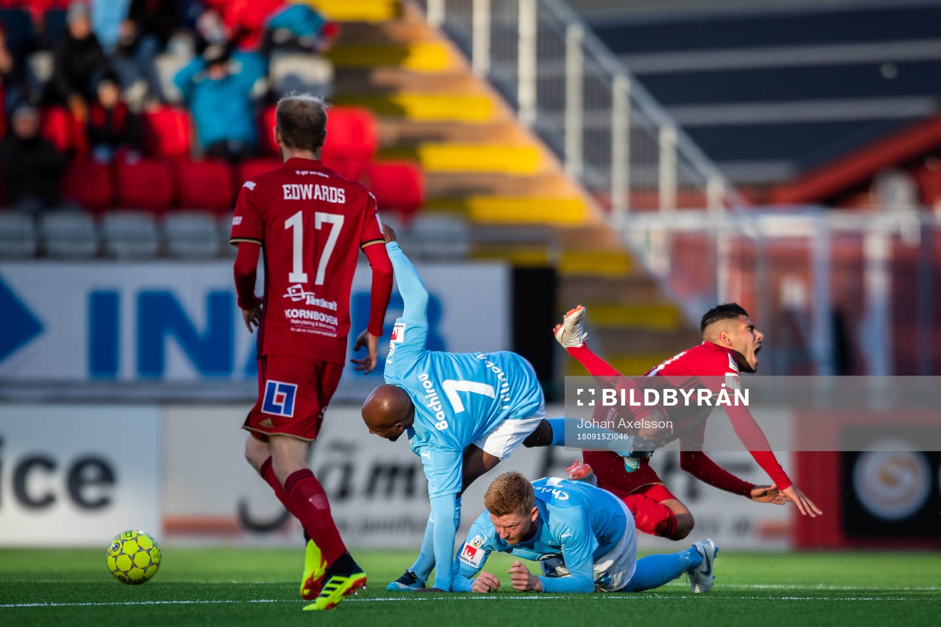 Malmö FFs Fouad Bachirou och Anders Christiansen i närkamp med Östersunds Hosam Aiesh under fotbollsmatchen i Allsvenskan mellan Östersund och Malmö FF den 15 September 2018 i Östersund.