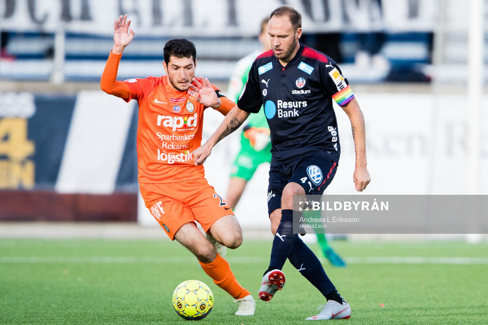 AFC Eskilstunas Anel Rashkaj i kamp om bollen med
