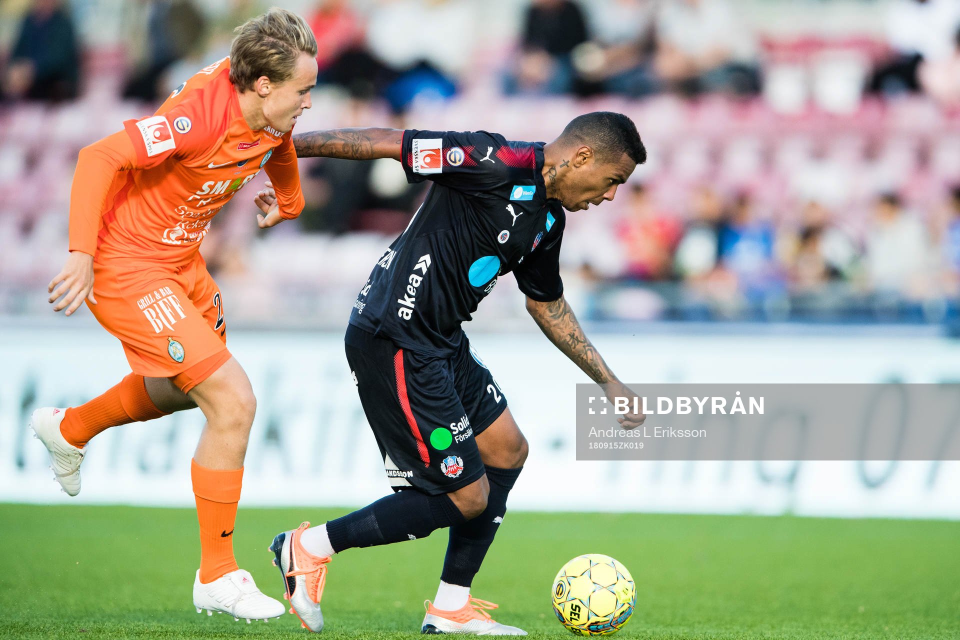 AFC Eskilstunas Robert Åstedt jagar Helsingborgs Wanderson