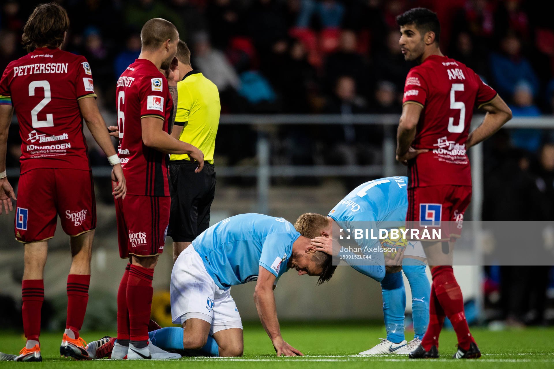 Malmö FFs Markus Rosenberg  tittas till av Malmö FFs