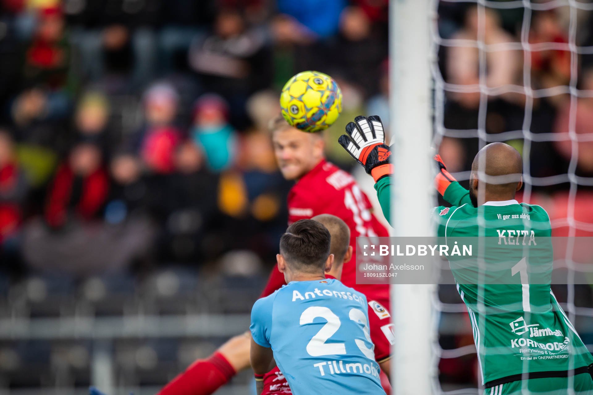 Östersunds målvakt Aly Keita gör en räddning