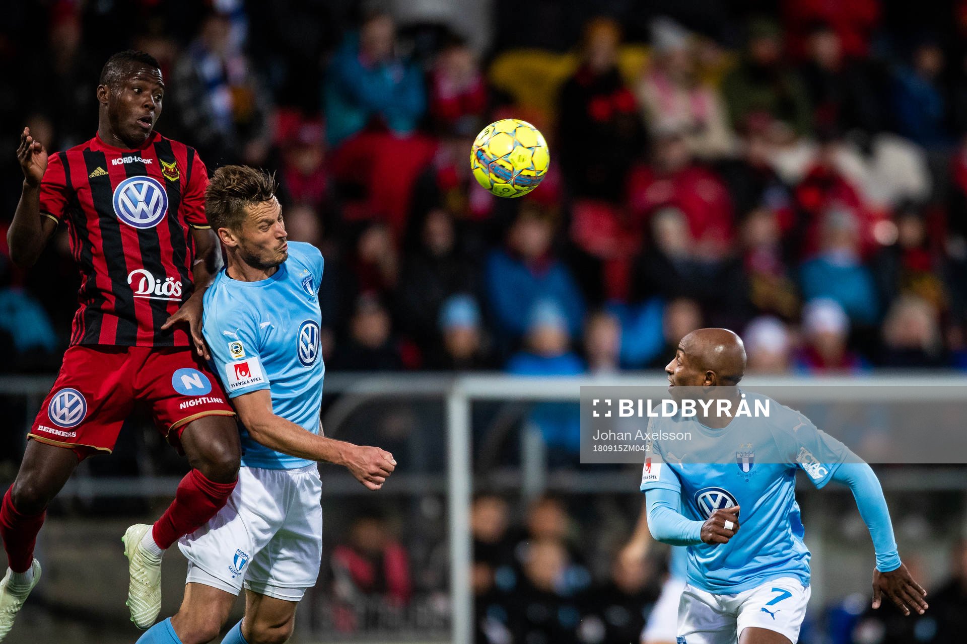 Östersunds Patrick Kpozo och Malmö FFs Markus Rosenberg i närkamp även Malmö FFs Fouad Bachirou syns i bild under fotbollsmatchen i Allsvenskan mellan Östersund och Malmö FF den 15 September 2018 i Östersund.
