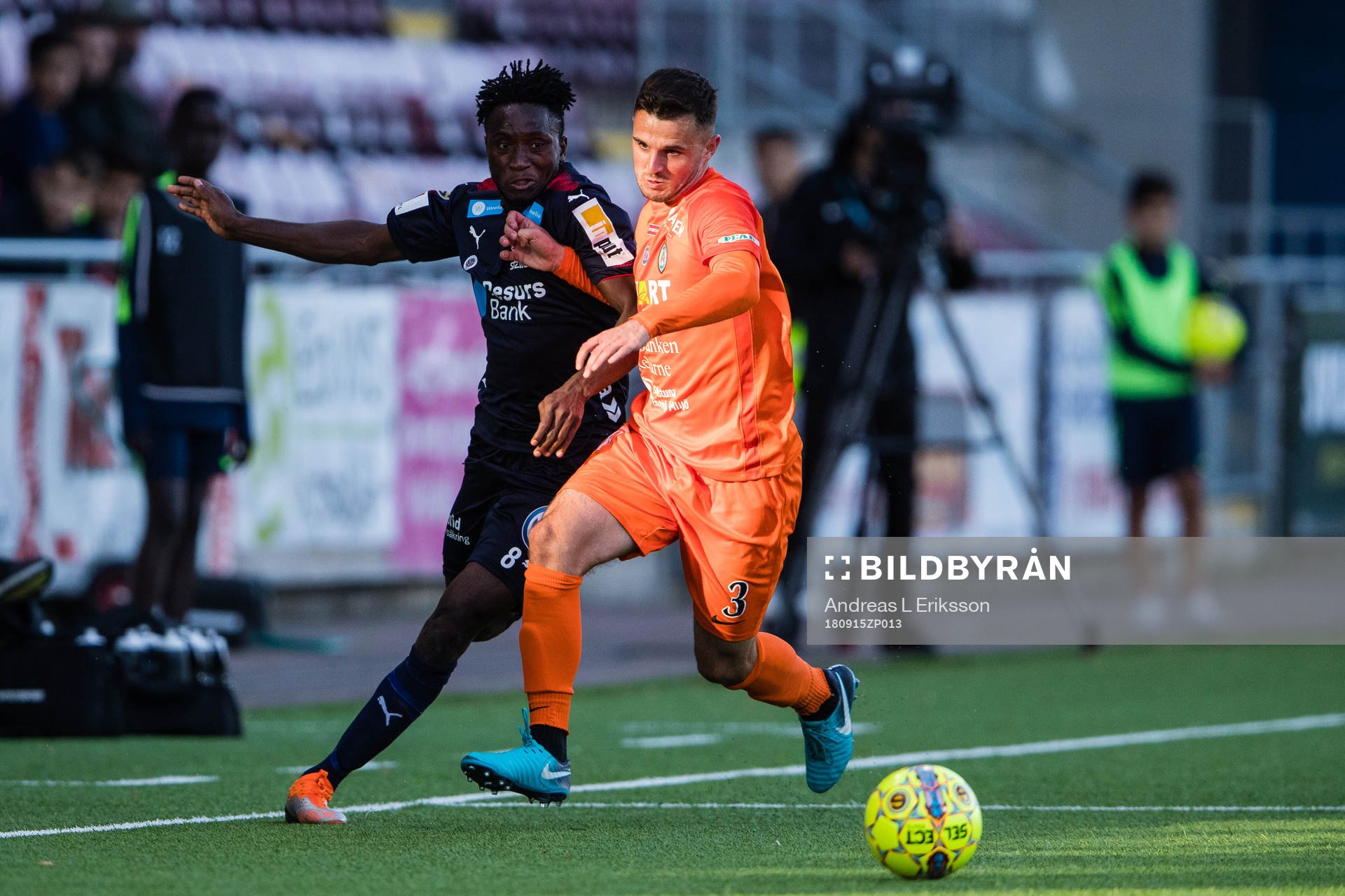 Helsingborgs Mamudu Moro i kamp om bollen med AFC