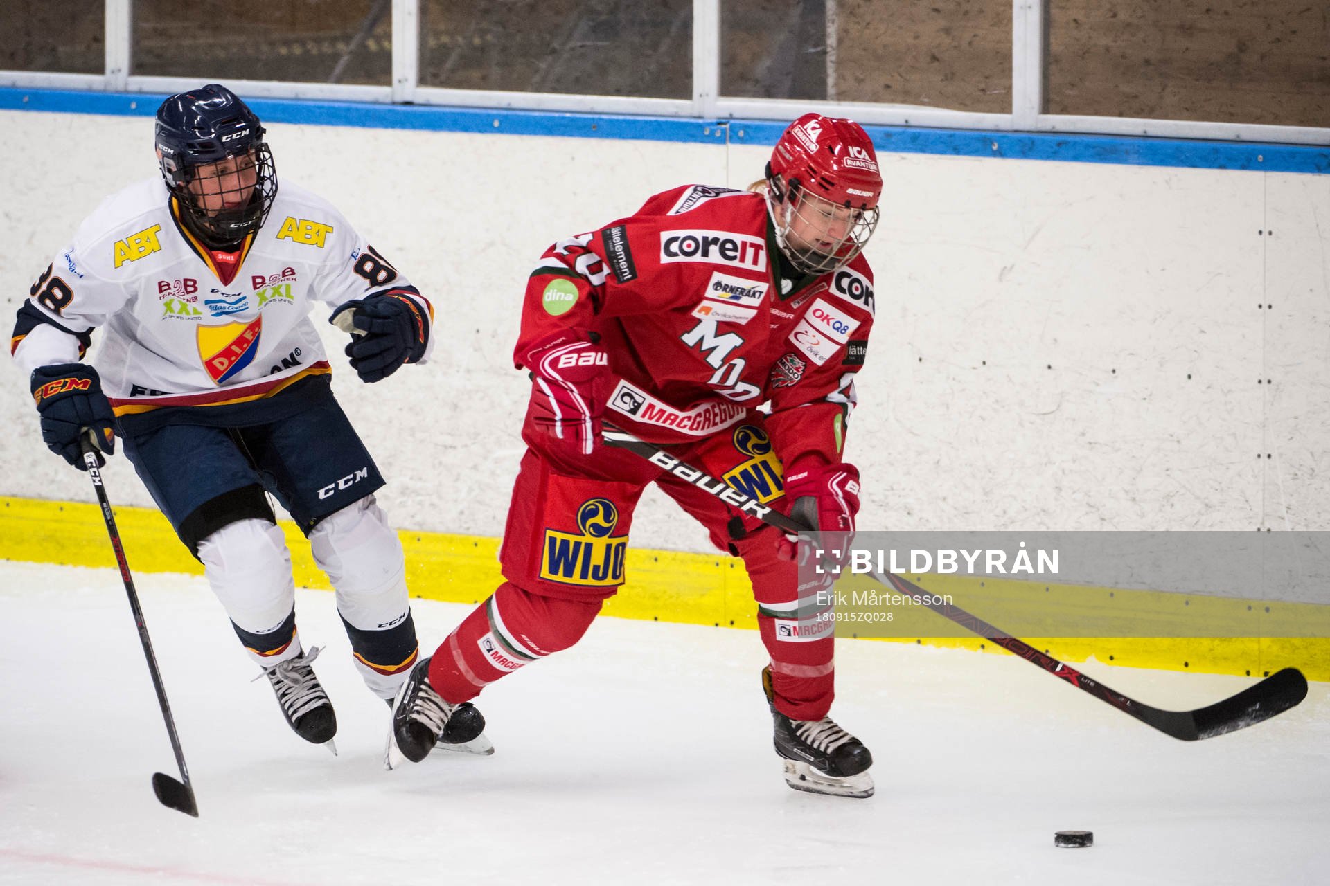 Djurgårdens Hanna Olsson och Modos Lauren Wildfang i kamp