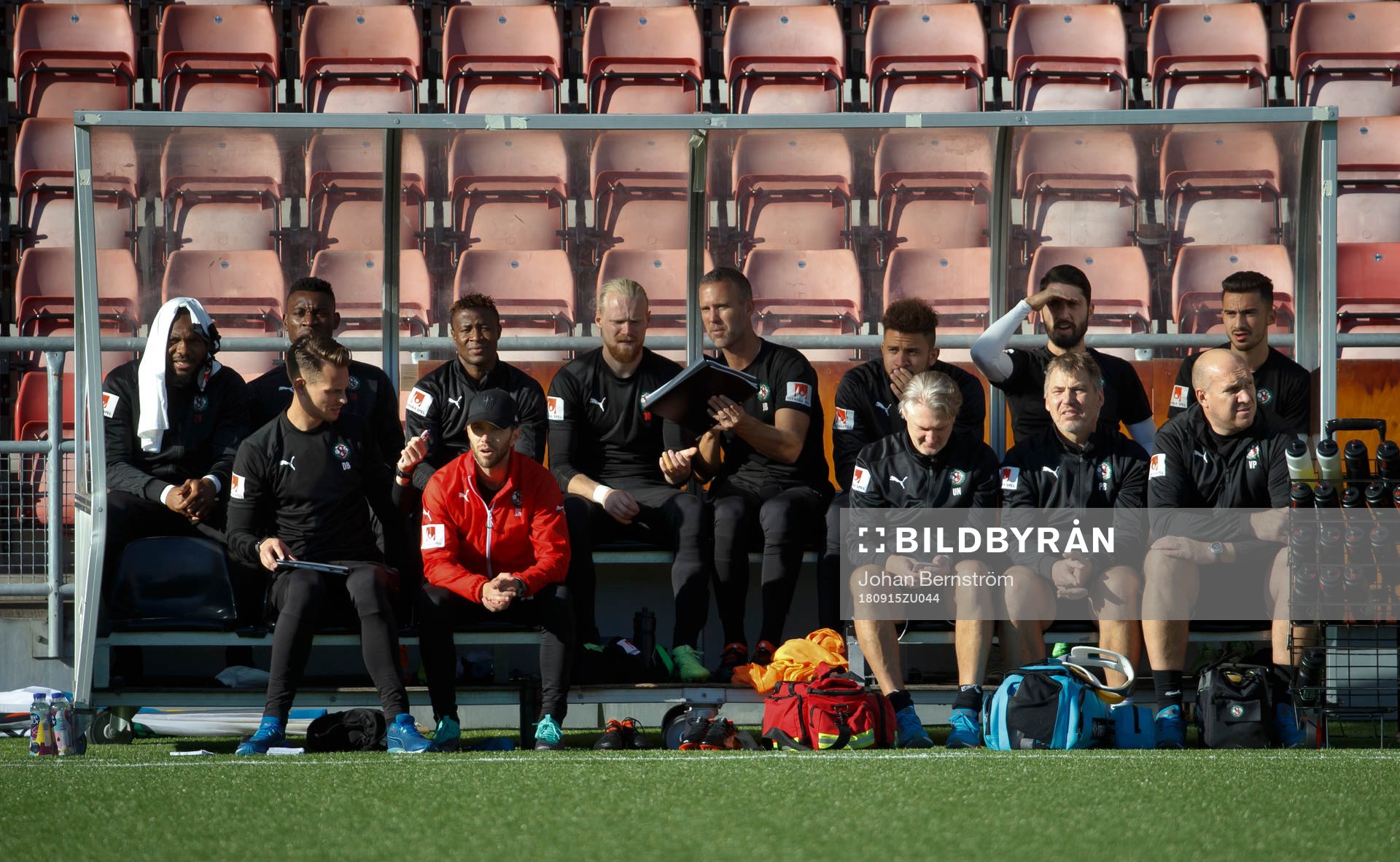 Örebros avbytarbänk med Michael Junior Omoh, Kennedy