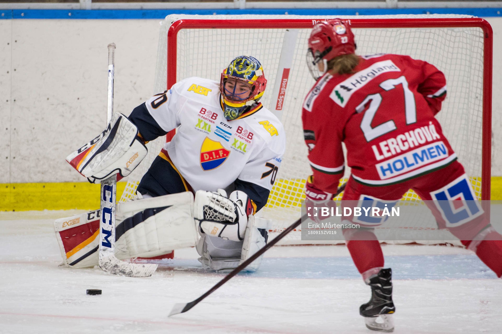 Djurgårdens målvakt Lovisa Berndtsson och Modos Laura