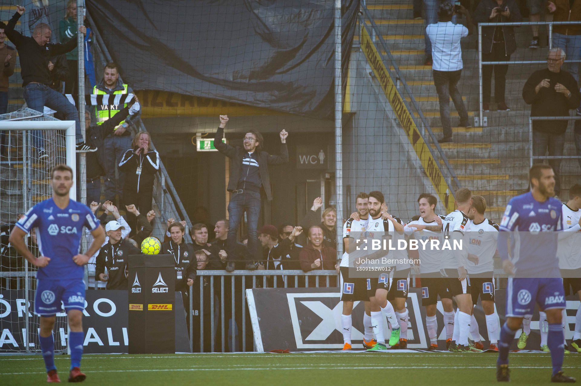 Örebros Filip Rogic gör 2-1 och jublar med Nahir Besara