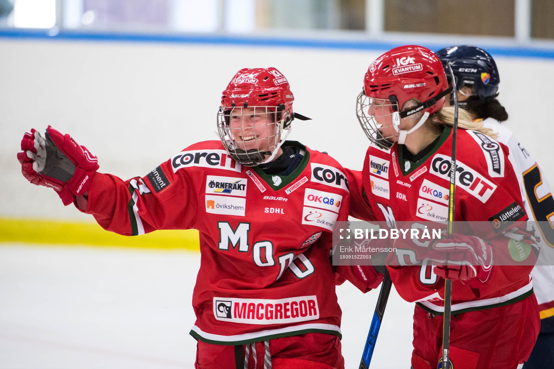 Modos Breanne Wilson-Bennett och Olivia Carlsson jublar