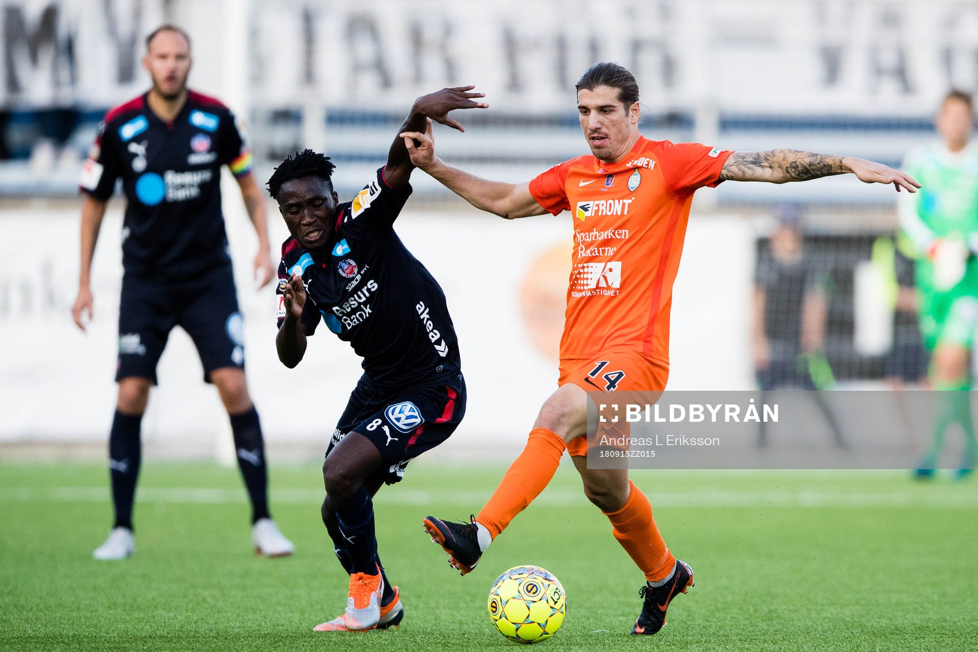 Helsingborgs Mamudu Moro i kamp om bollen med AFC