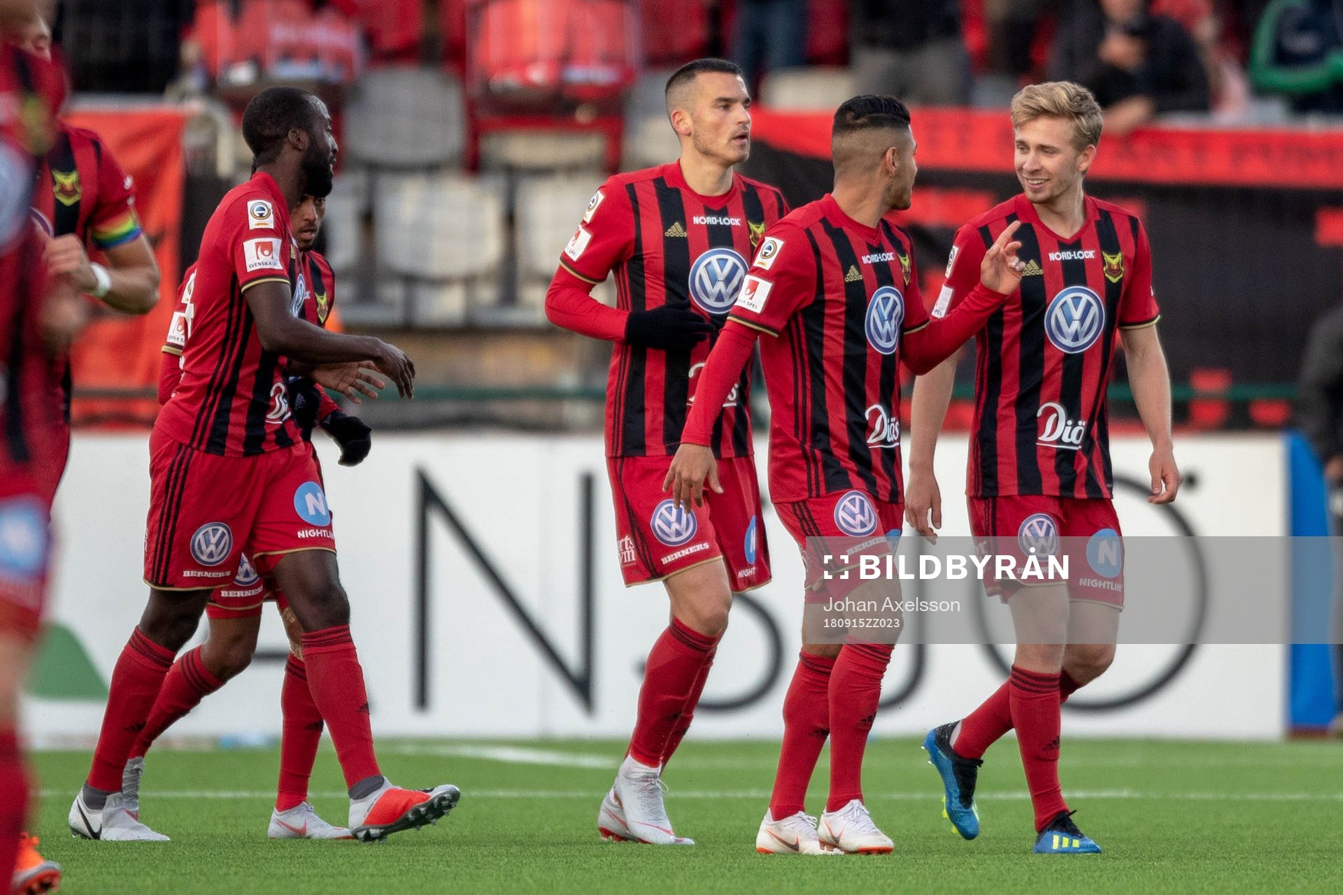Östersunds Ludvig Fritzson jublar med lagkamrater