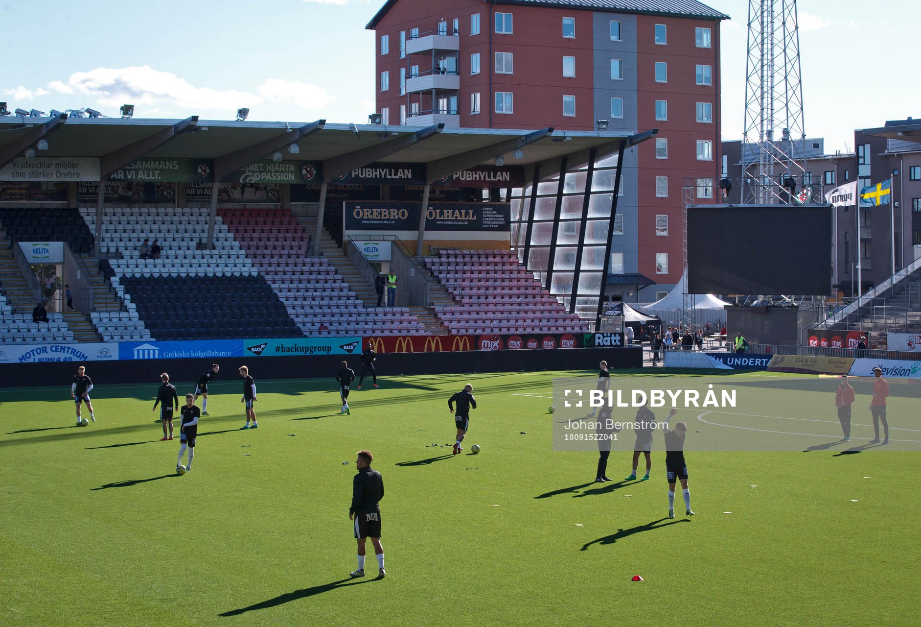 Örebrospelarna värmer upp