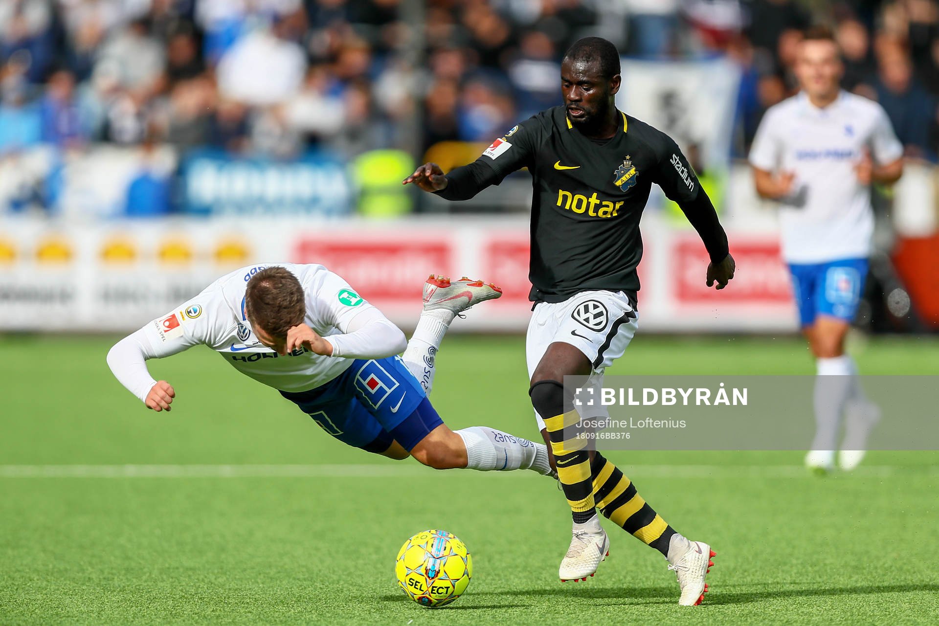 s Enoch Kofi Adu och Norrköpings Simon Skrabb