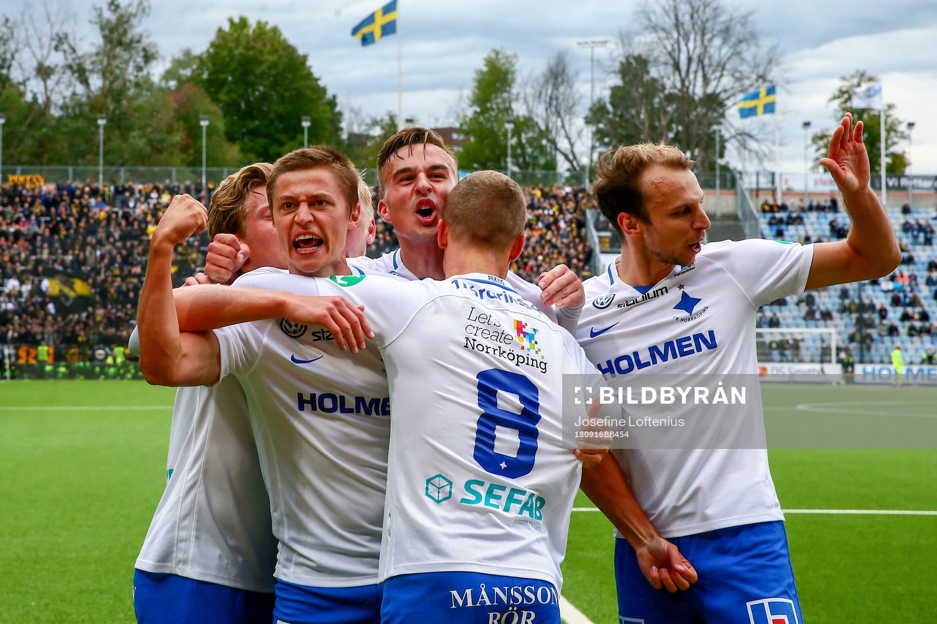 Norrköpings Simon Thern jublar med lagkamrater efter 1-0 under fotbollsmatchen i Allsvenskan mellan Norrköping och AIK den 16 september 2018 i Norrköping.