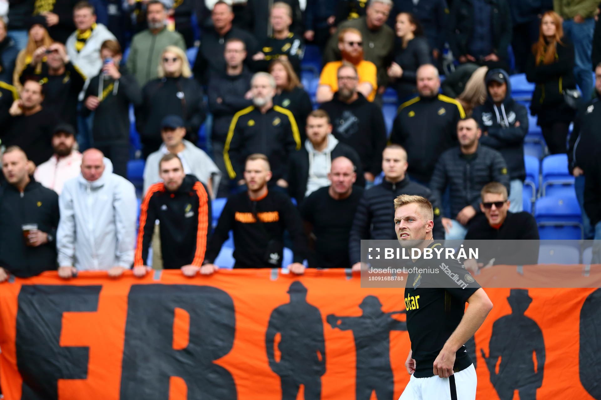 s Sebastian Larsson förbereder sig för att slå  en