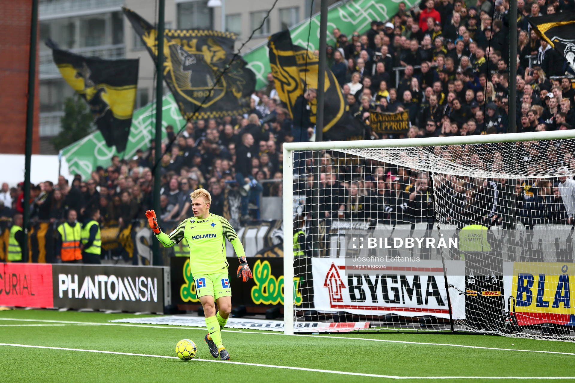 s supportrar bakom sig
