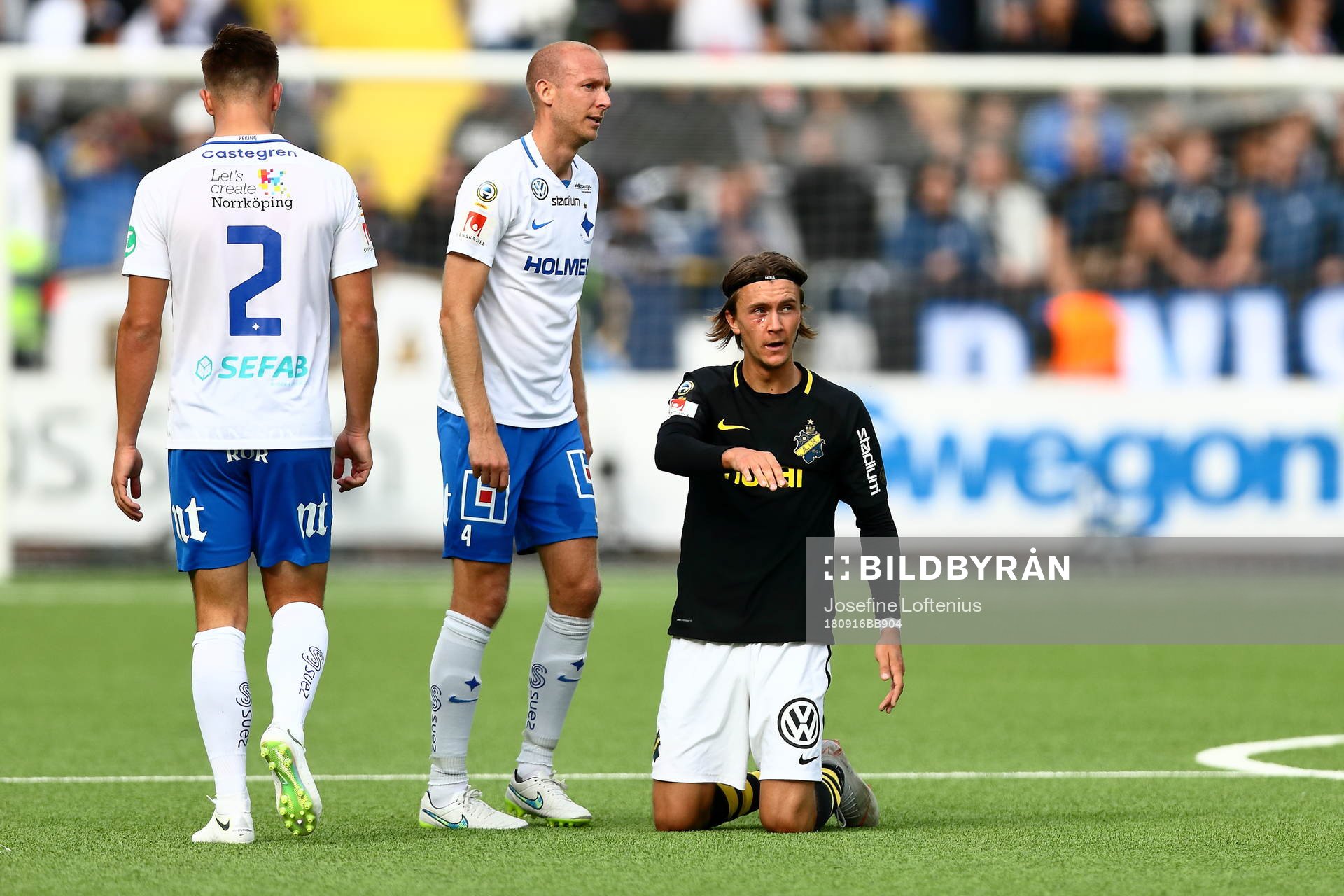 s Kristoffer Olsson blöder från kinden och Norrköpings