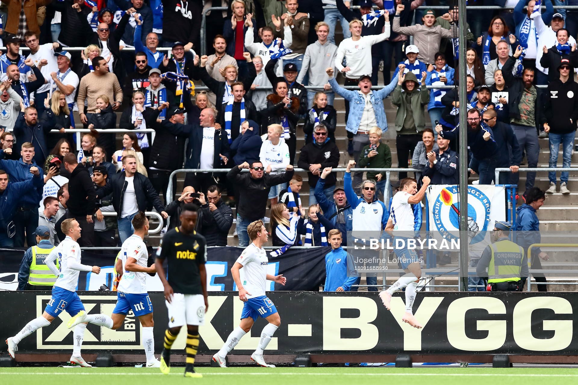 Norrköpings Simon Thern jublar framför sina supportrar