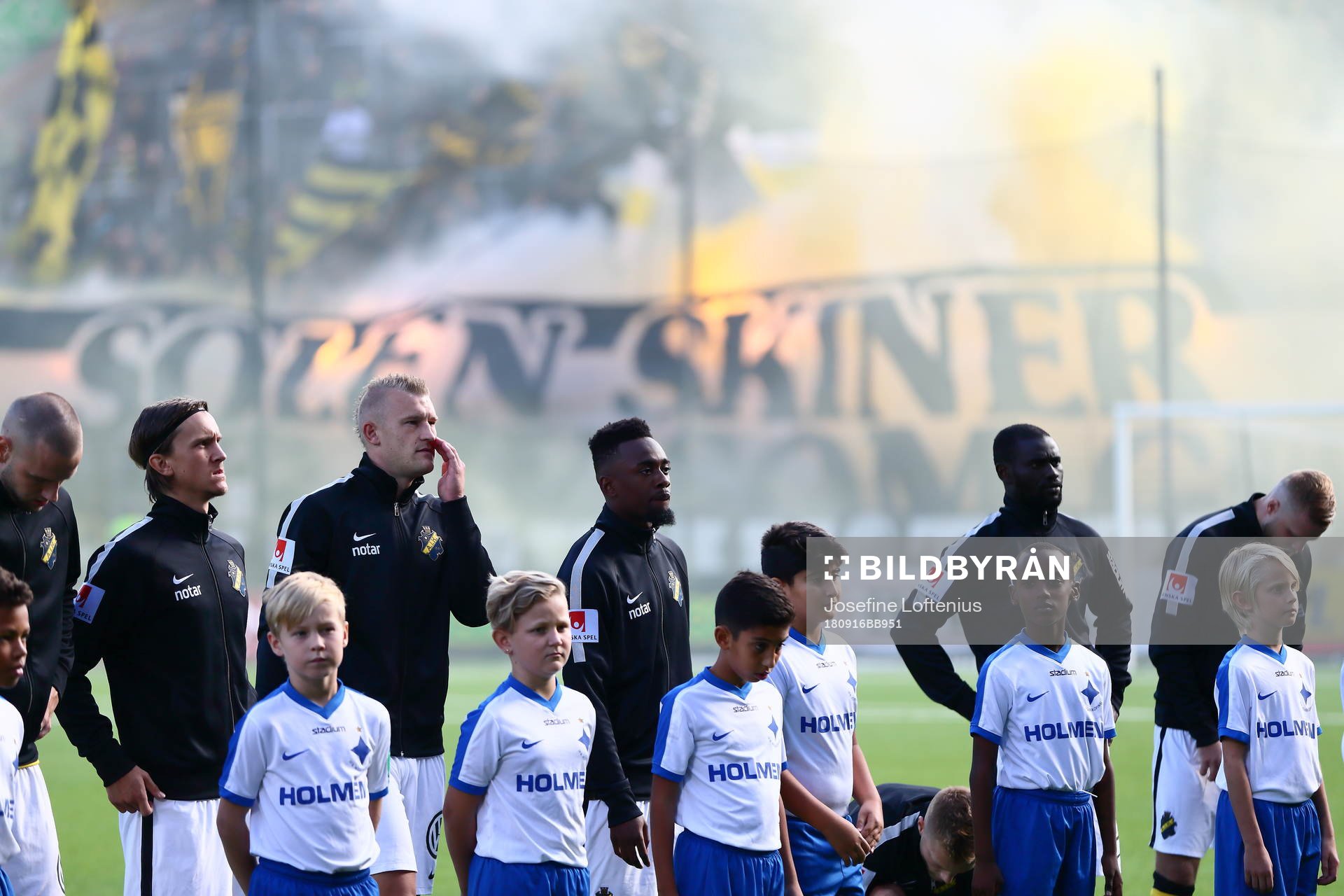 AIK står uppställda framför sina supportrar