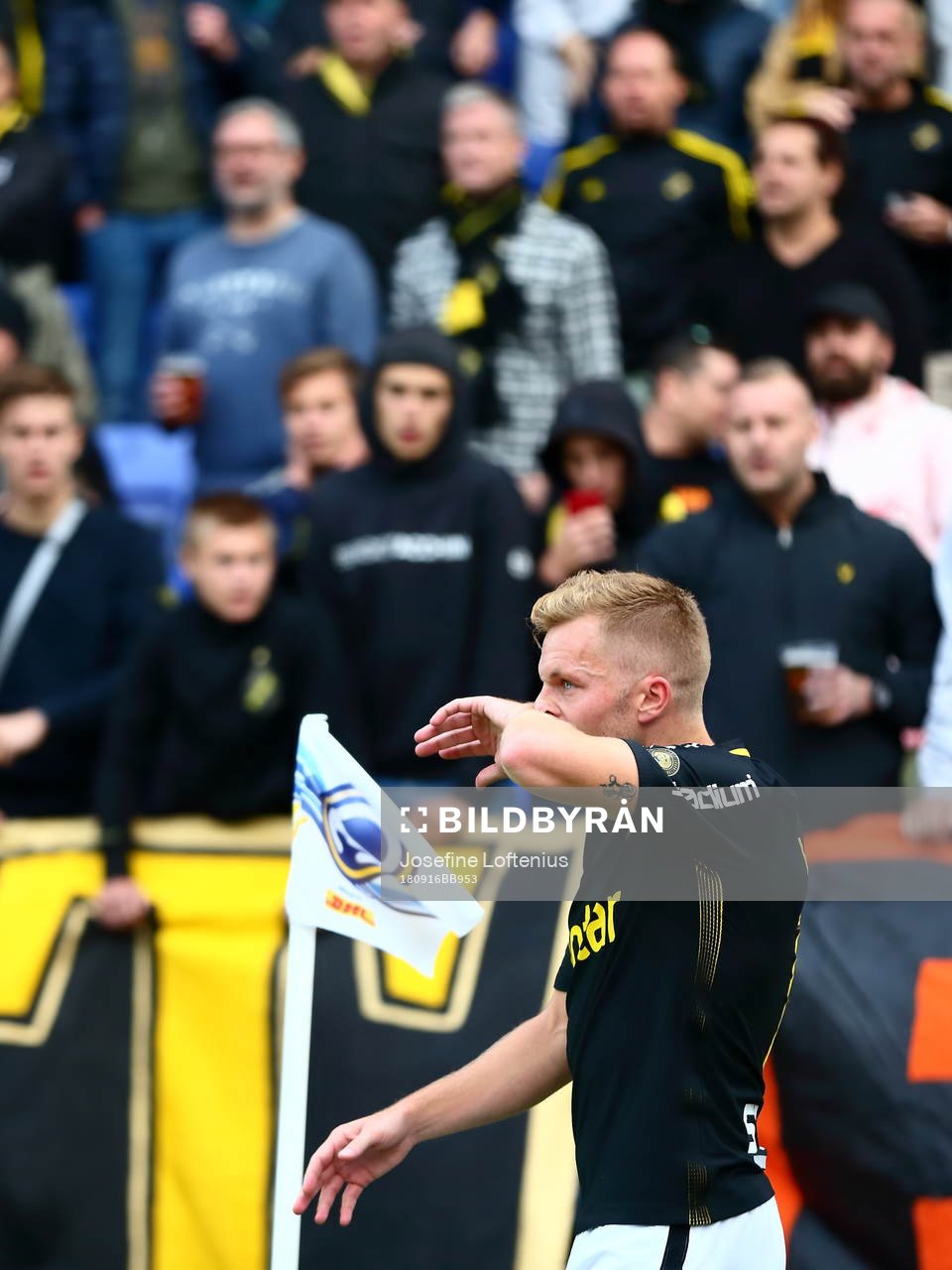 s Sebastian Larsson förbered sig för att slå en hörna
