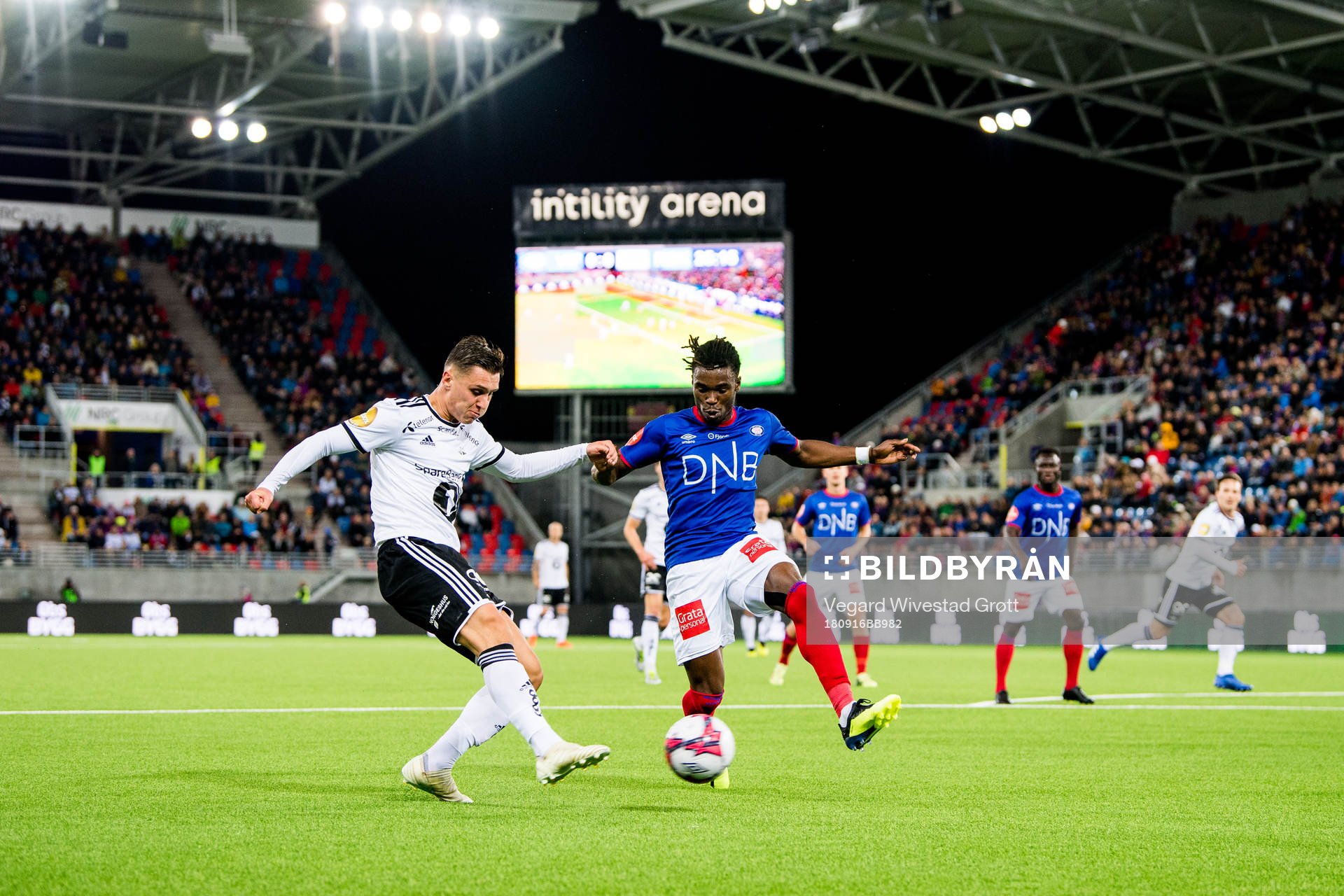 Jonathan Levi of Rosenborg and Sam Adekugbe of Vålerenga