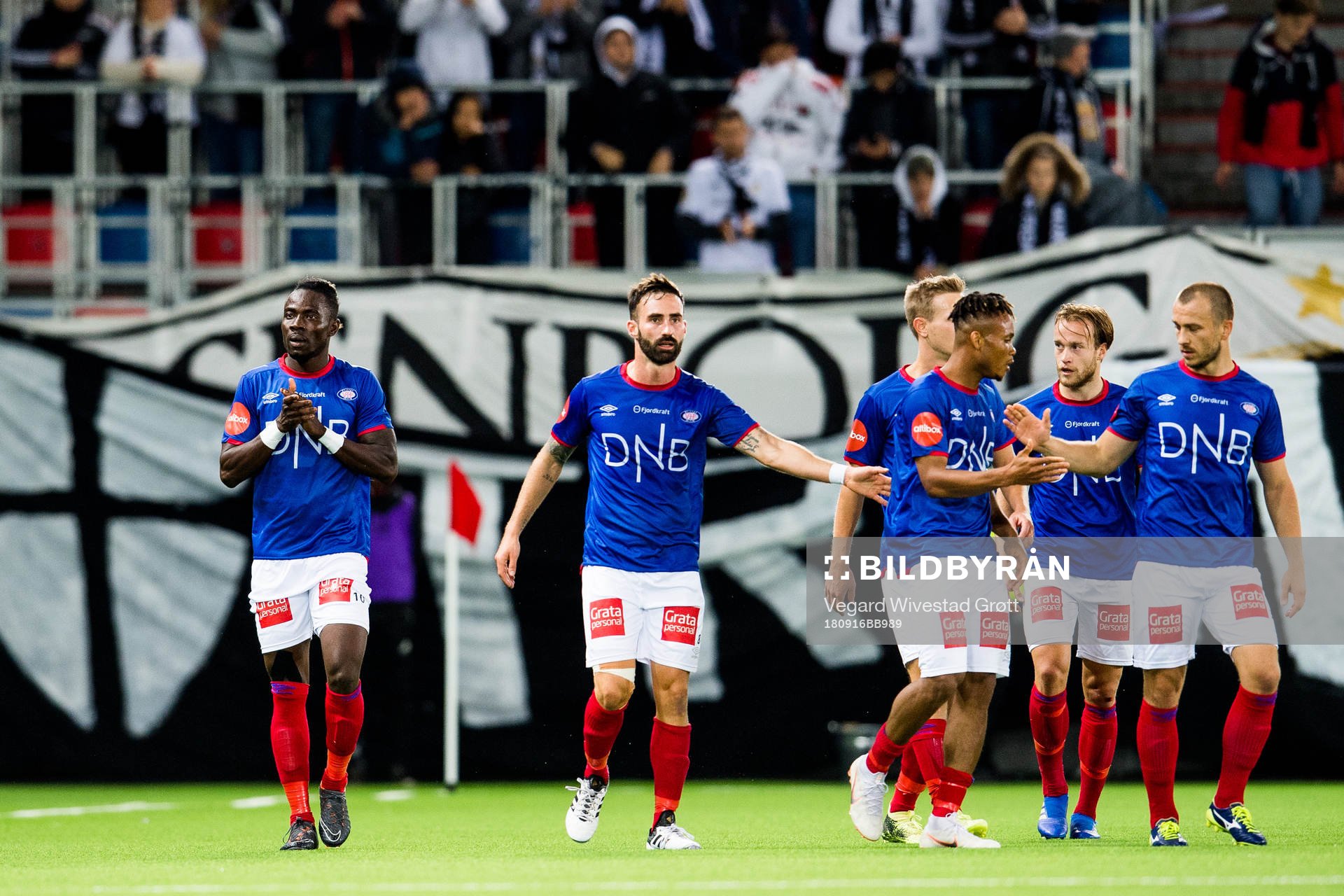 Sam Johnson of Vålerenga celebrates with his teammates