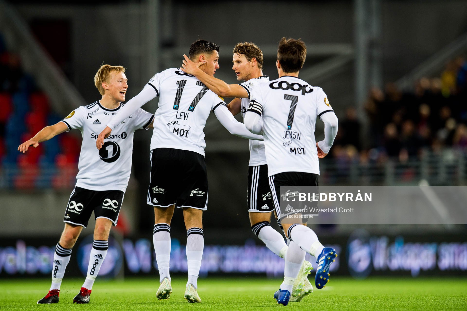 Jonathan Levi of Rosenborg celebrates with his teammates after scoring the 1-1 goal during the Eliteserien match between Vålerenga and Rosenborg on September 16, 2018 in Oslo.