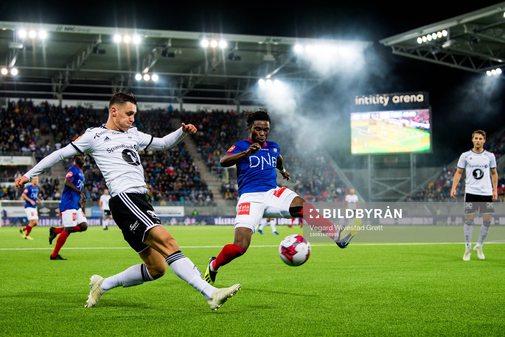 Jonathan Levi of Rosenborg and Sam Adekugbe of Vålerenga