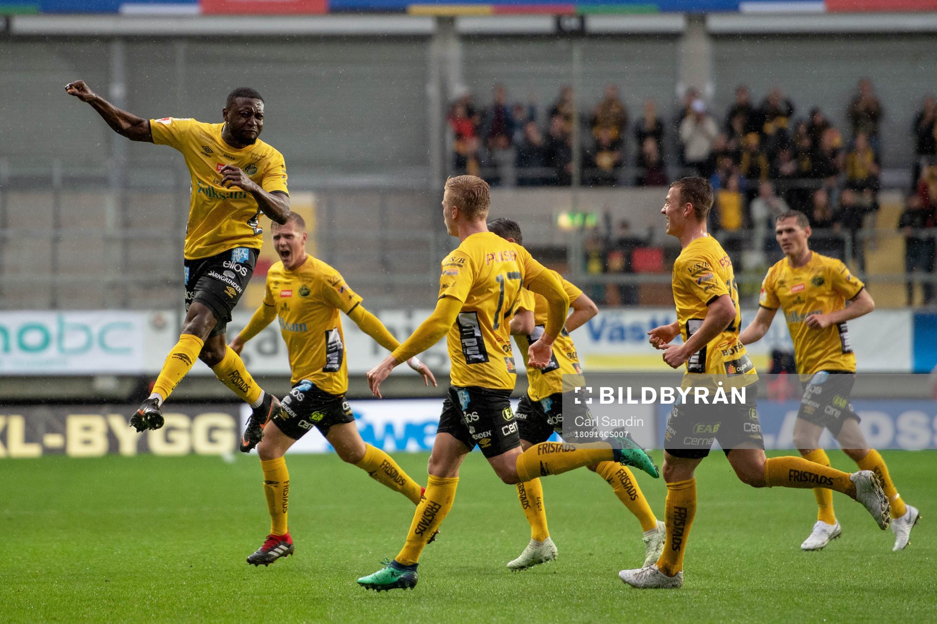 Elfsborgs Chinedu Obasi jublar med lagkamrater