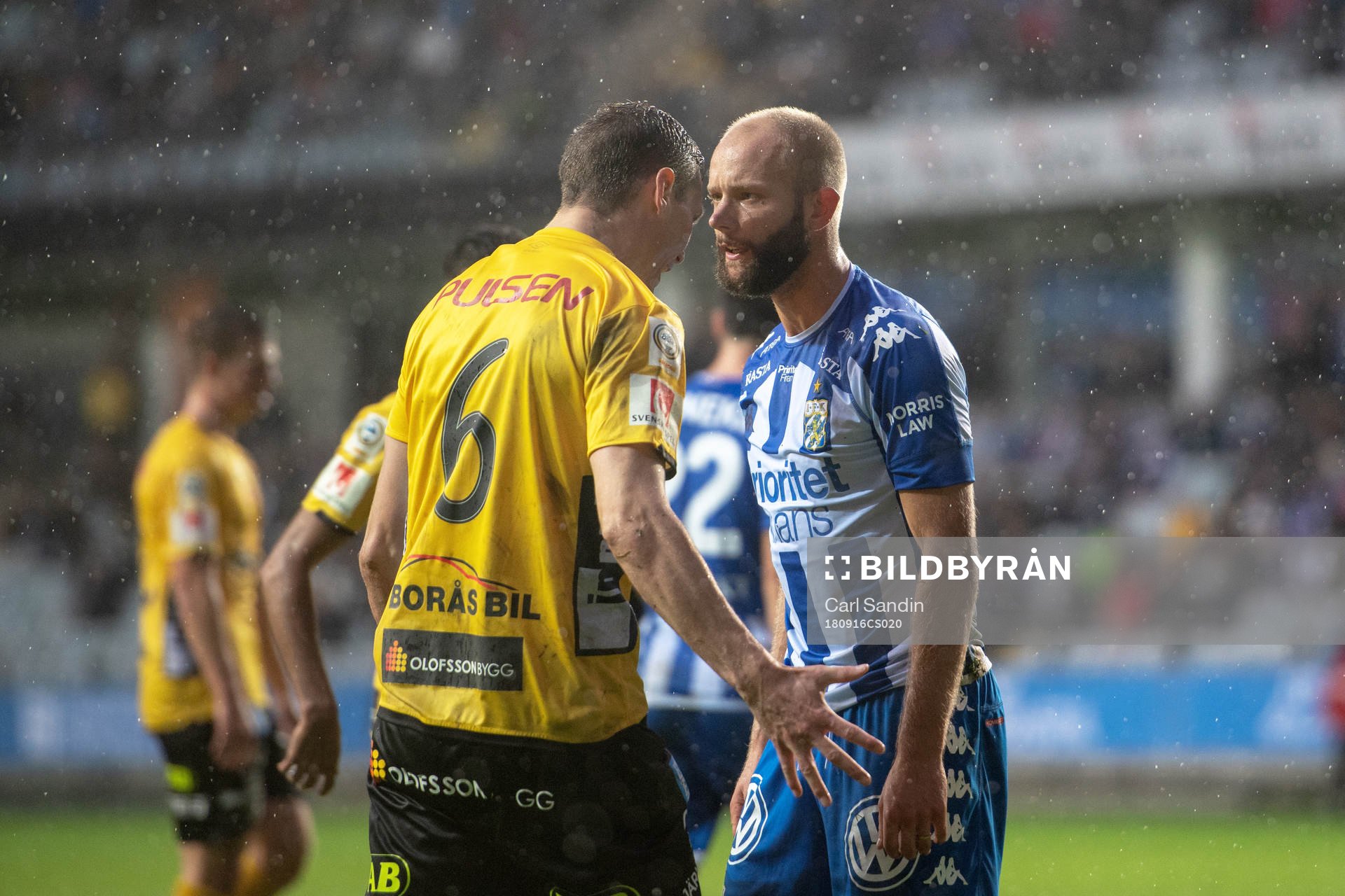 Elfsborgs Jon Jönsson skallar IFK Göteborgs Robin Söder