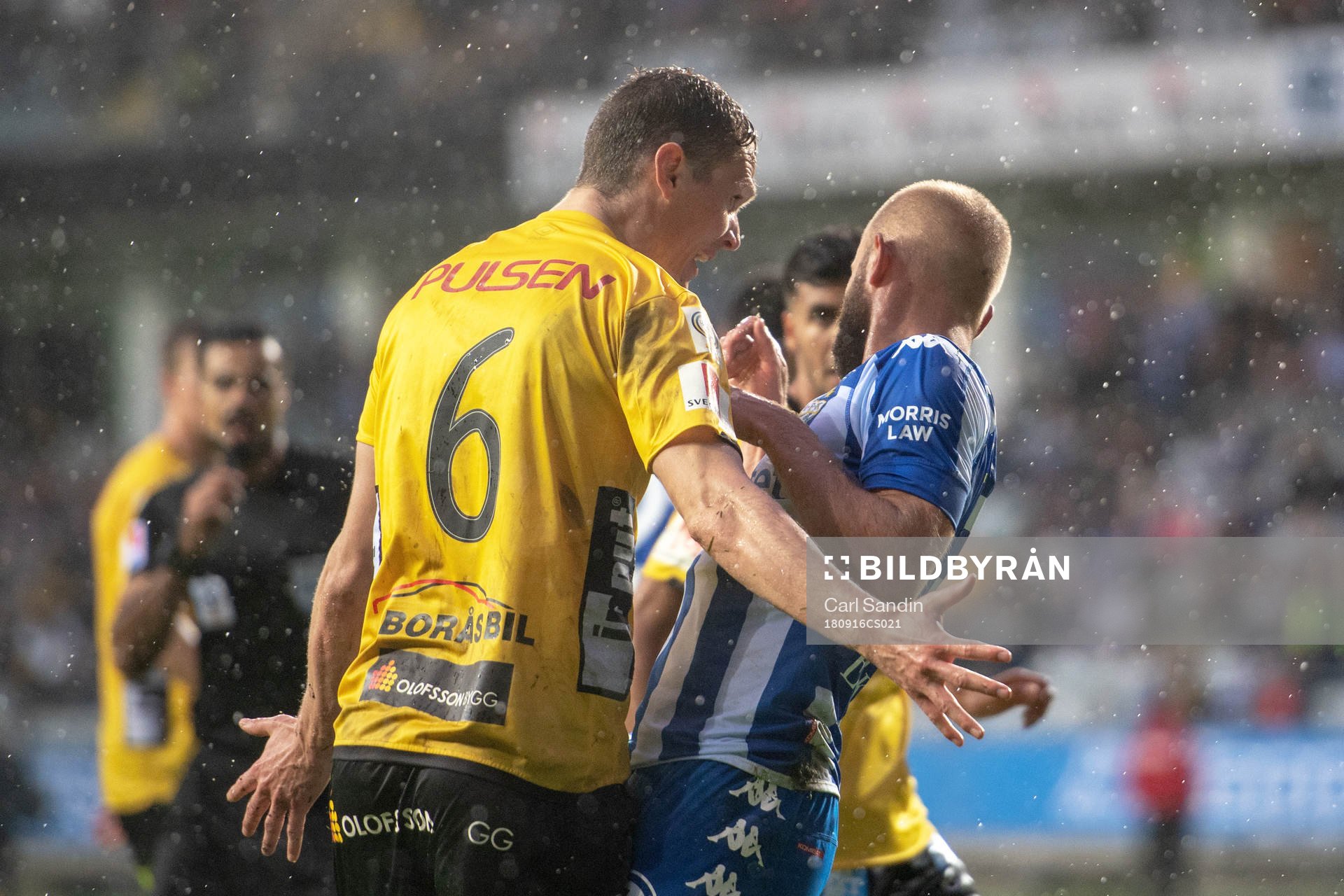 Elfsborgs Jon Jönsson skallar IFK Göteborgs Robin Söder