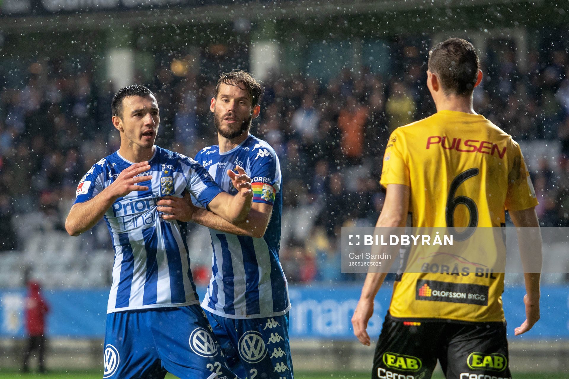 IFK Göteborgs Giorgi Kharaishvili jublar efter 2-2 och Elfsborgs Jon Jönsson blir irriterad under fotbollsmatchen i Allsvenskan mellan IFK Göteborg och Elfsborg 16 september 2018 i Göteborg.