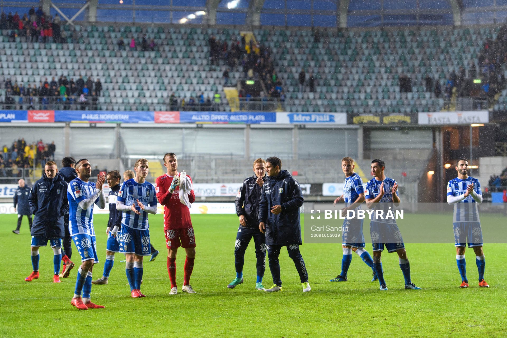 IFK Göteborgs spelare tackar publiken