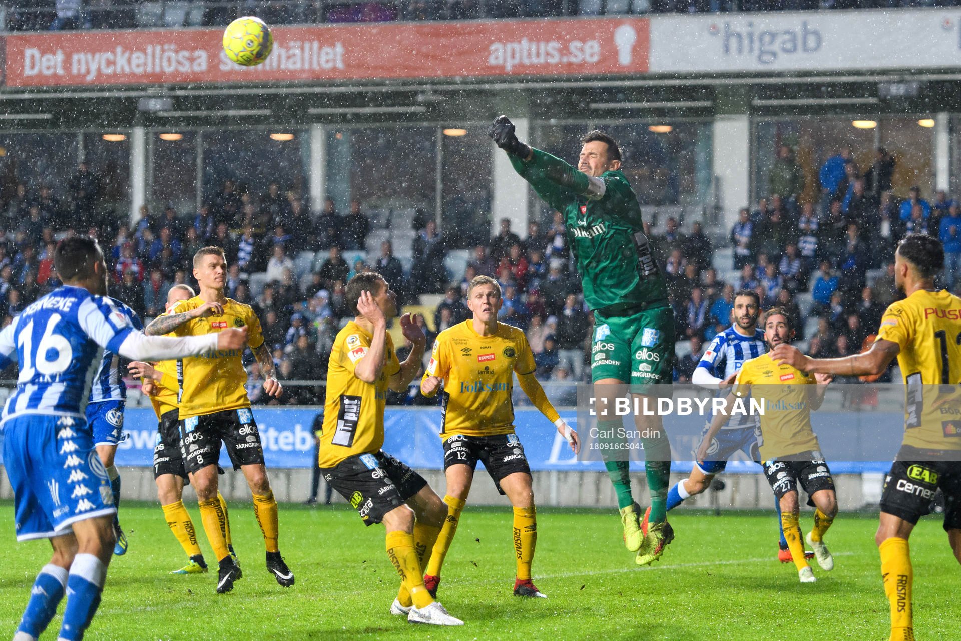 Elfsborgs målvakt Kevin Stuhr Ellegaard boxar undan bollen