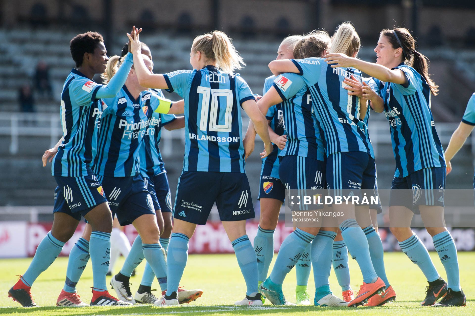 Djurgårdens Ingibjörg Sigurdadottir jublar med lagkamrater efter hennes 1-0 mål under fotbollsmatchen i Damallsvenskan mellan Djurgården och Växjö den 16 september 2018 i Stockholm.