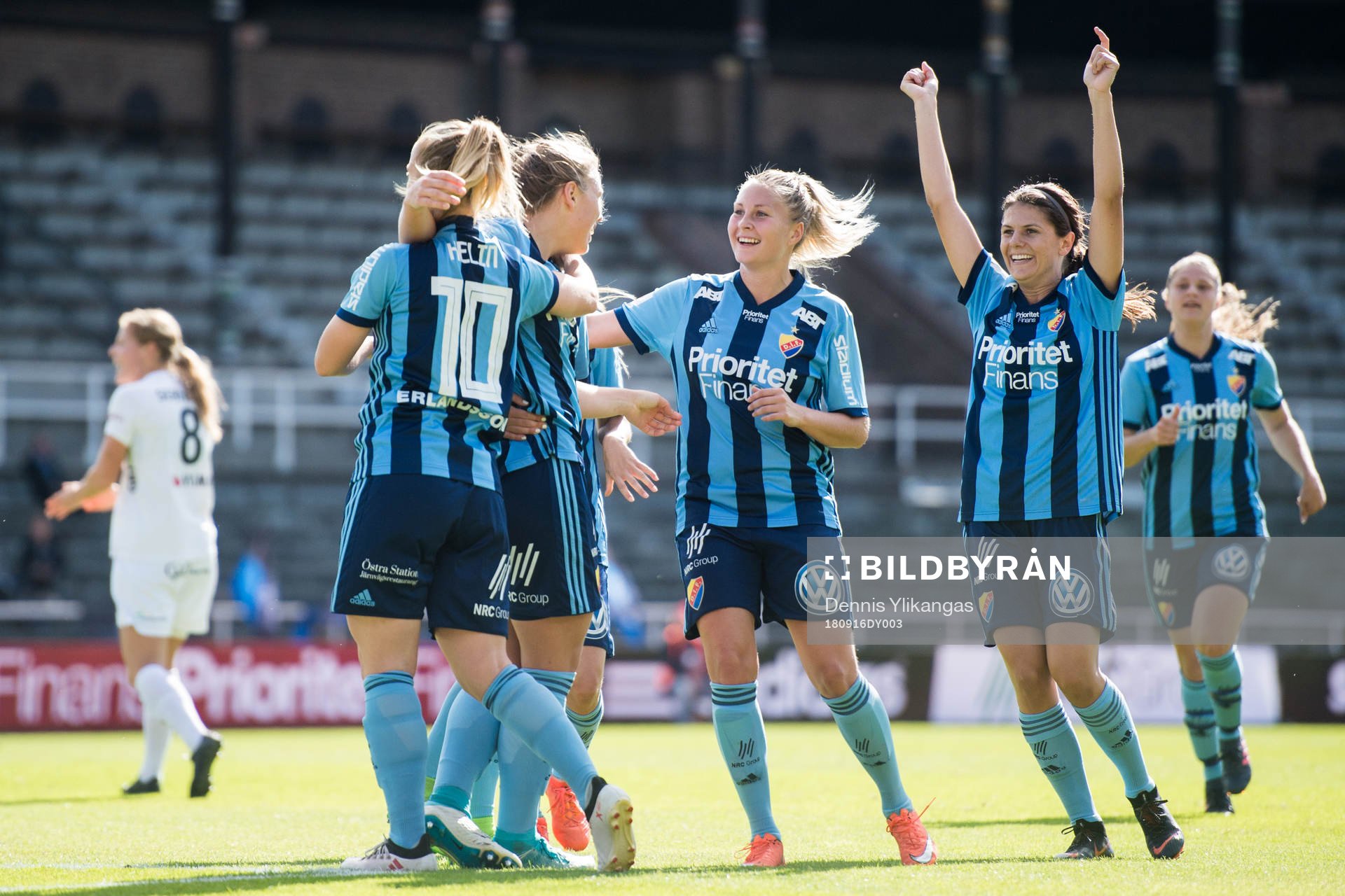 Djurgårdens Ingibjörg Sigurdadottir jublar med lagkamrater