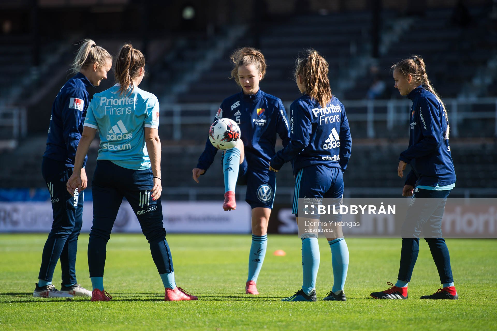 Djurgårdens spelare värmer upp innan fotbollsmatchen i