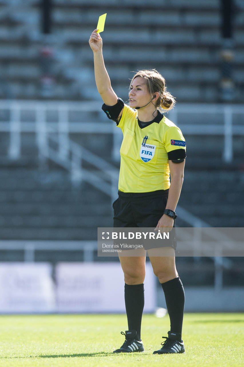 Domare Tinna Christensen ger ut ett gult kort till Växjös