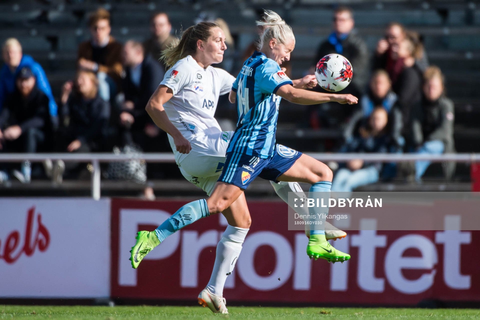 Djurgårdens Julia Spetsmark och Växjös Jennie Nordin