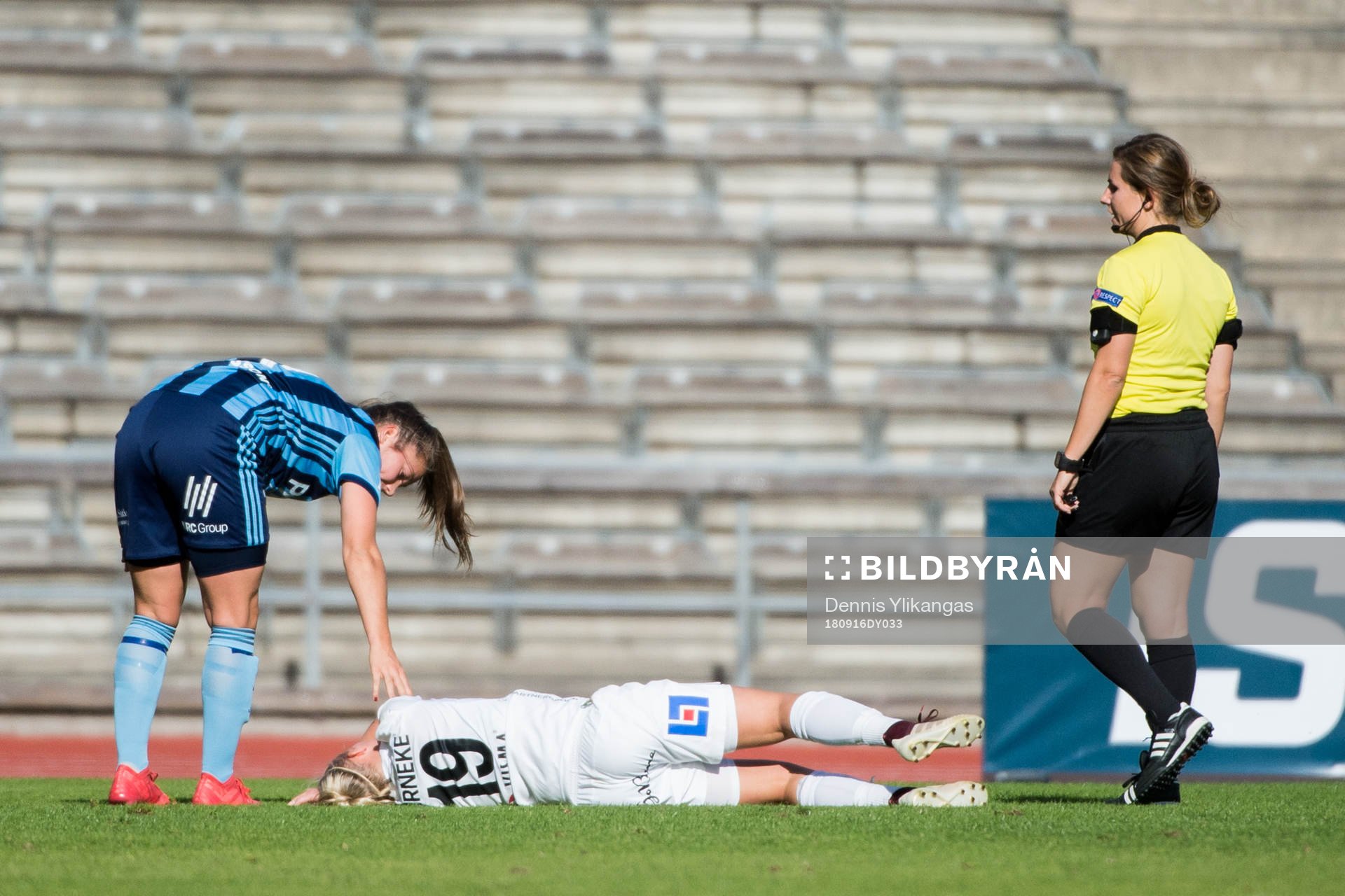 Växjös Emma Andersson blir skadad under fotbollsmatchen i Damallsvenskan mellan Djurgården och Växjö den 16 september 2018 i Stockholm.