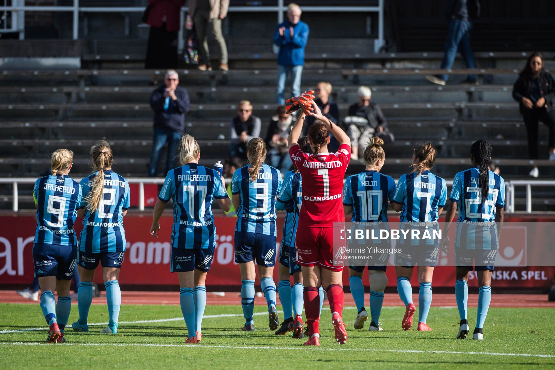 Djurgården tackar publiken efter vinsten i fotbollsmatchen i Damallsvenskan mellan Djurgården och Växjö den 16 september 2018 i Stockholm.