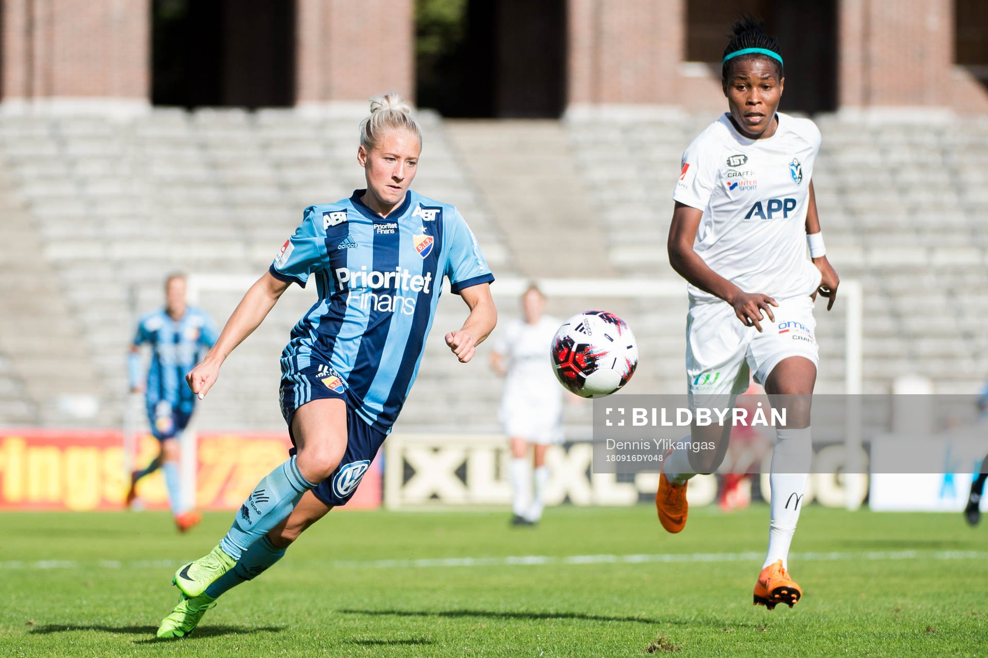 Djurgårdens Julia Spetsmark och Växjös Osinachi Marvis