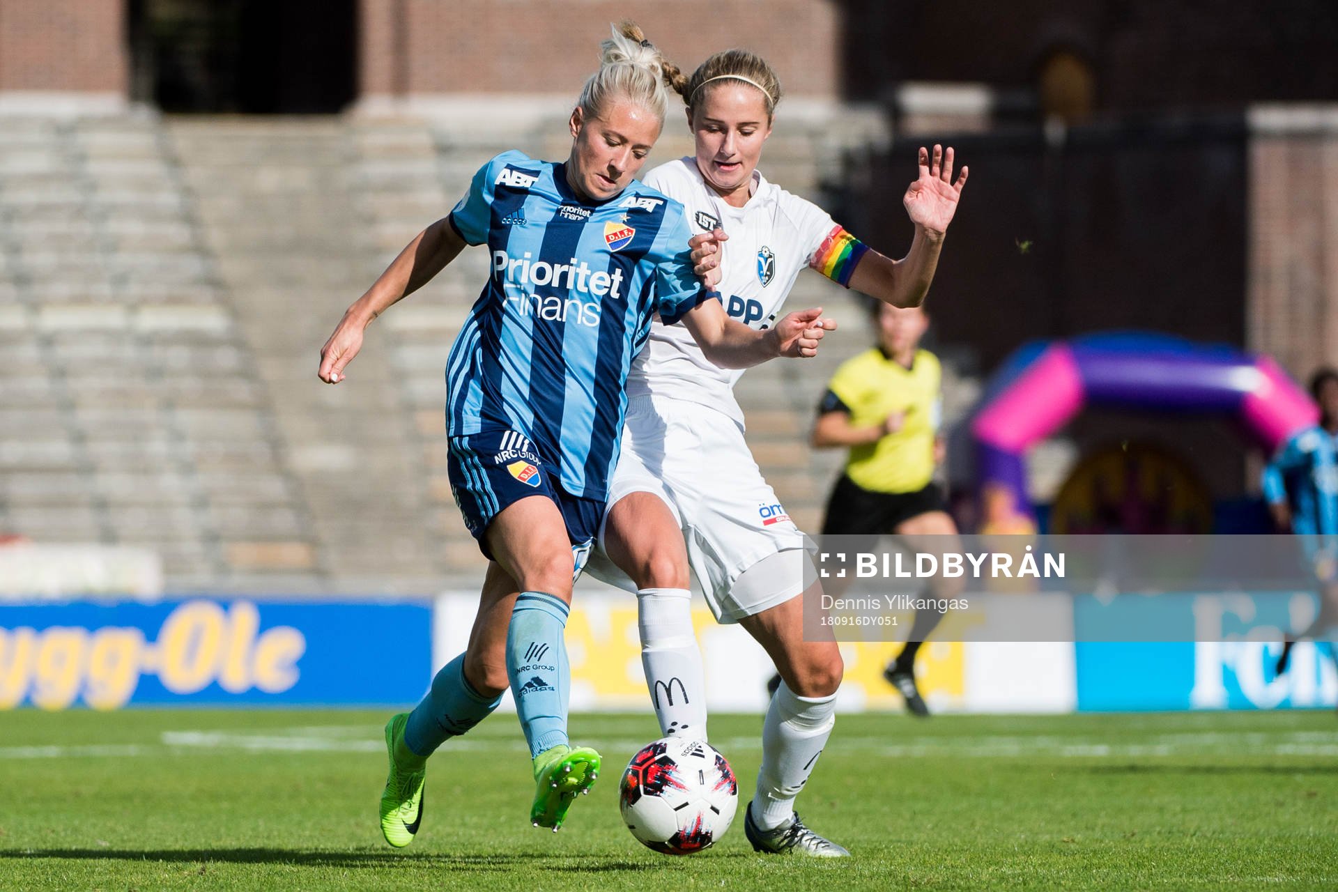 Djurgårdens Julia Spetsmark och Växjös Elin Karlsson
