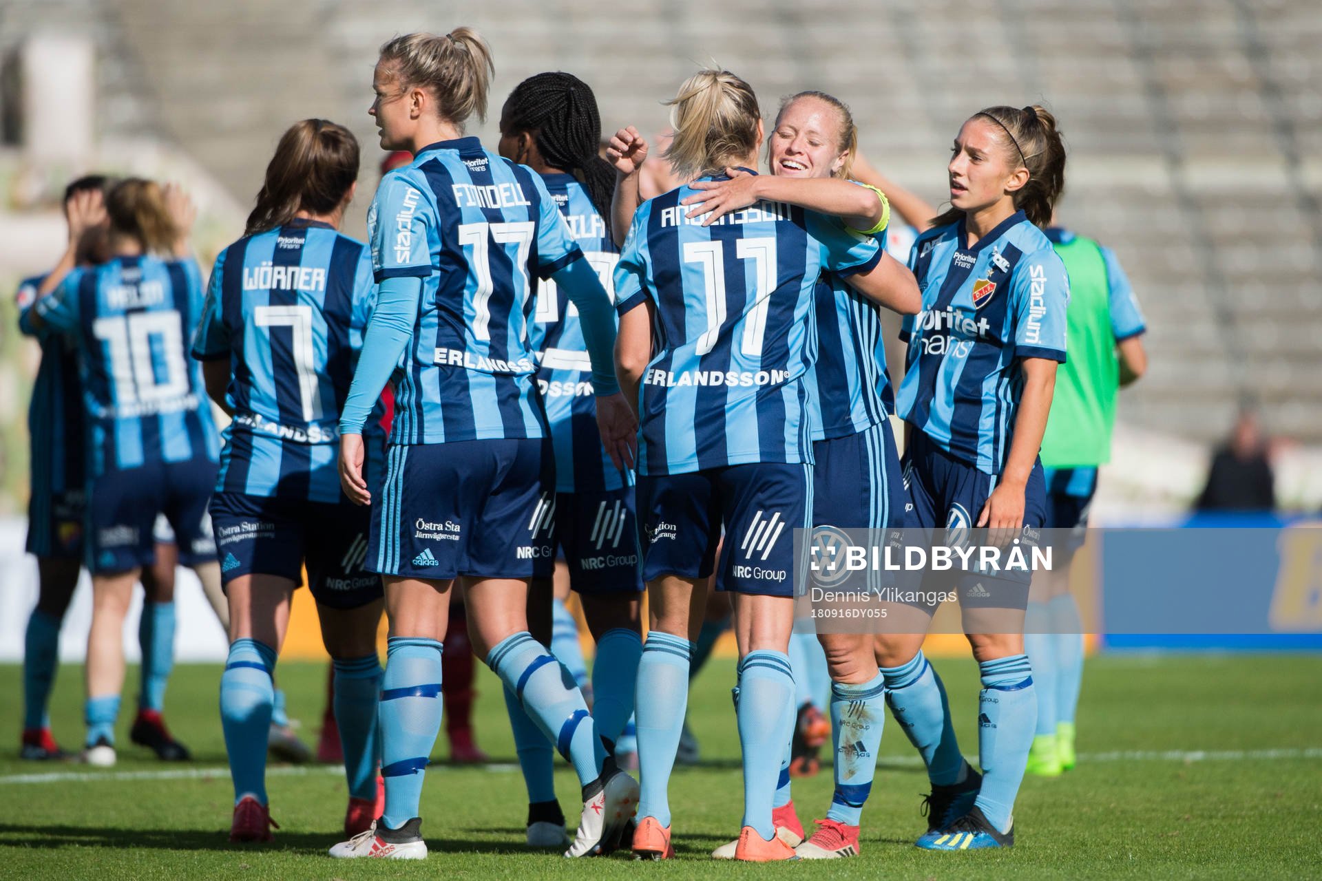 Djurgårdens Mia Jalkerud och Fanny Andersson  kramar om