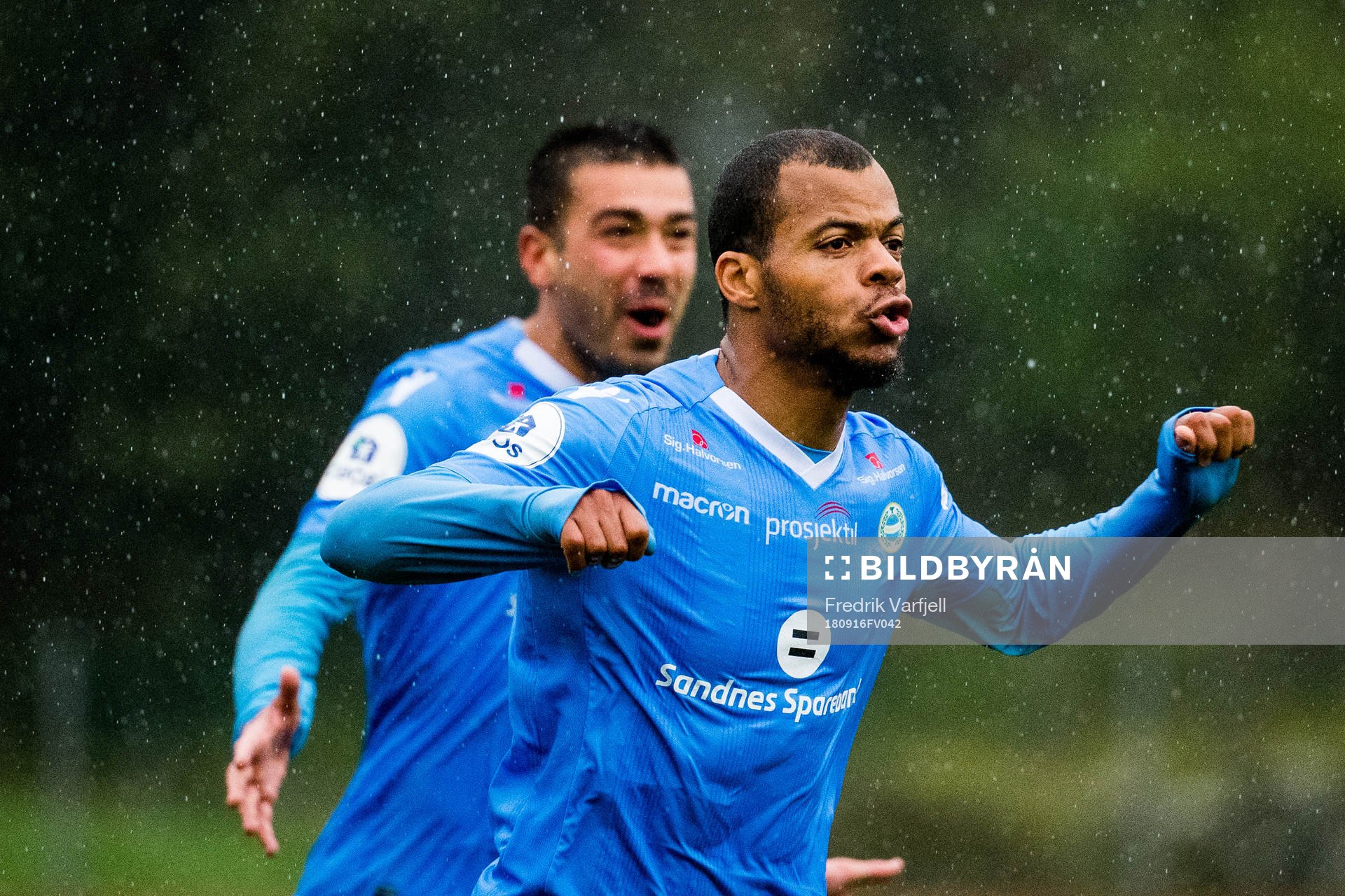 Erixon Danso of Sandnes Ulf celebrates with teammates