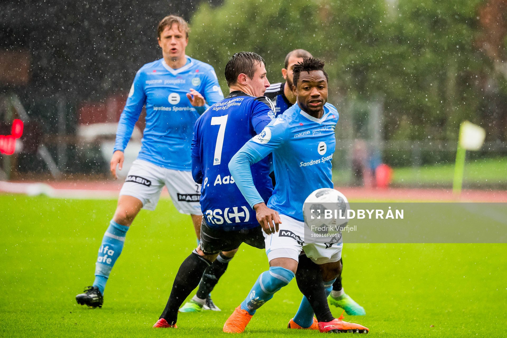 Peter Aase of Florø and Kachi of Sandnes Ulf