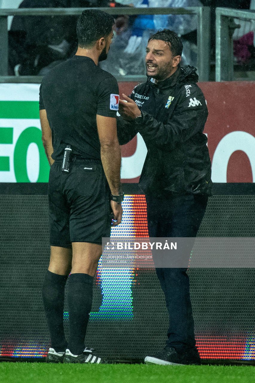 domare Mohammed Al-Hakim och IFK Göteborgs tränare Poya