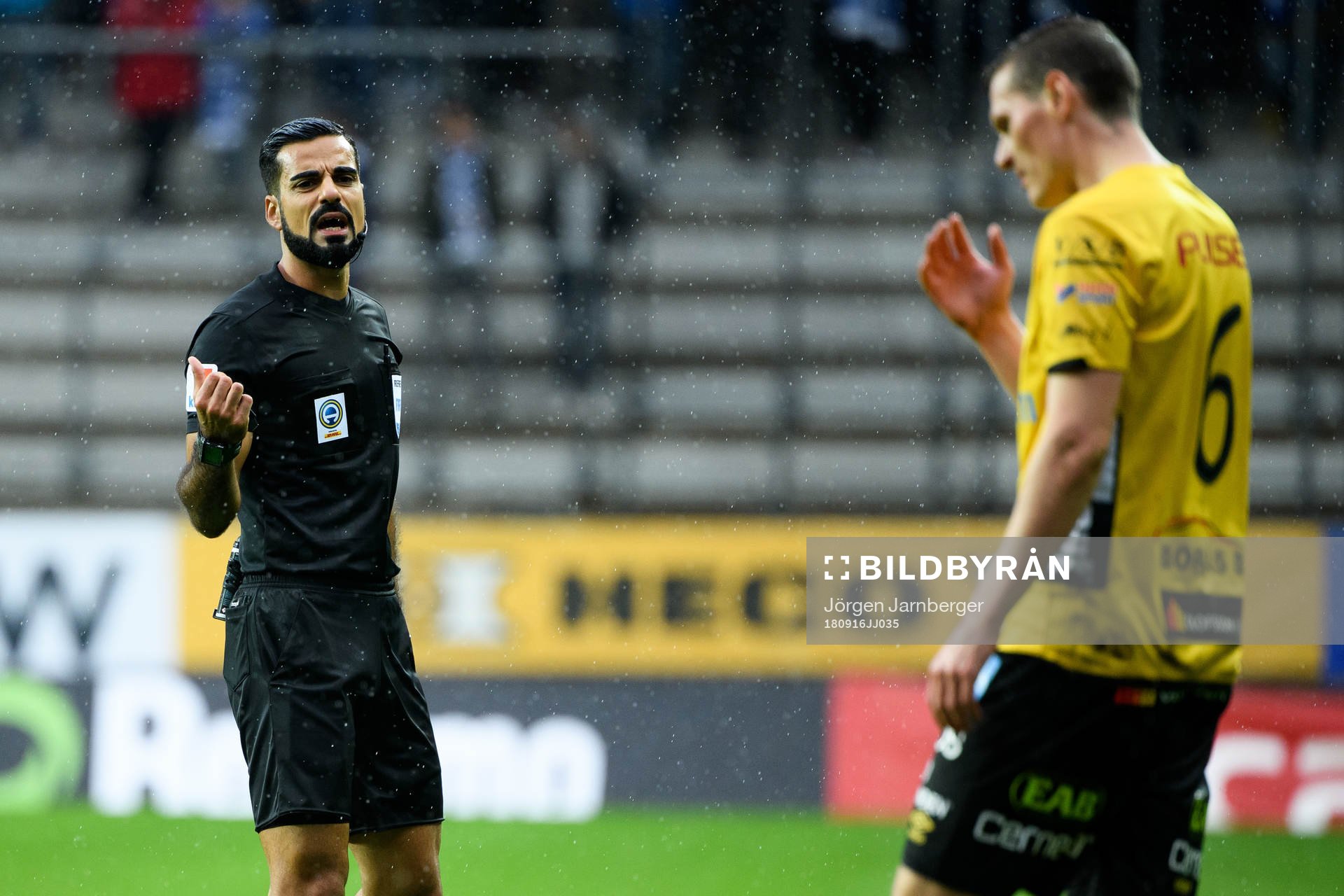 domare Mohammed Al-Hakim diskuterar med Elfsborgs Jon