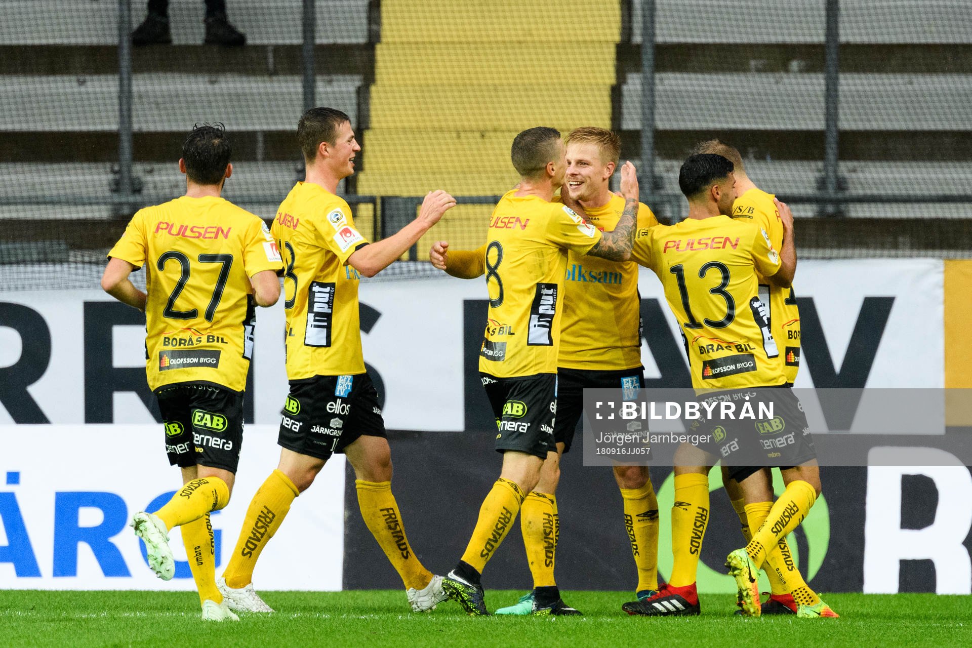Elfsborgs Per Frick klappas om av lagkamraterna